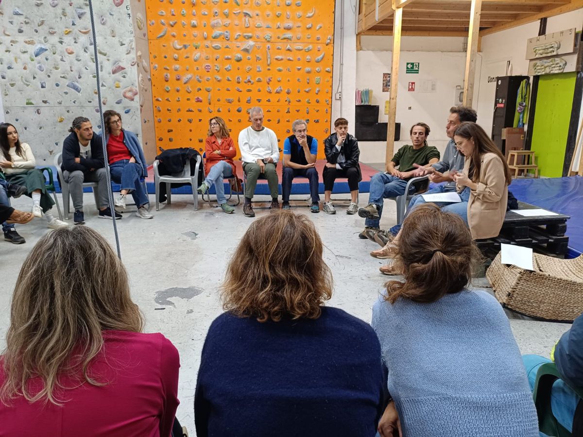 Le persone sedute in cerchio al primo incontro